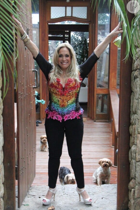 Susana Vieira é homenageada como diva da televisão brasileira na 13ª edição da Parada do orgulho LGBT de Madureira, em 27 de outubro de 2013