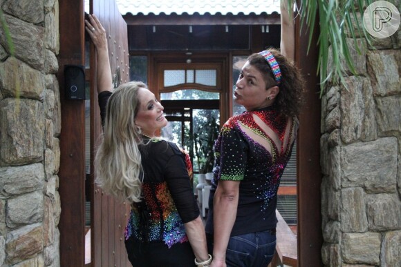 Susana Vieira e David Brazil fazem pose com seus figurinos para a 13ª edição da Parada do Orgulho LGBT de Madureira, em 27 de outubro de 2013