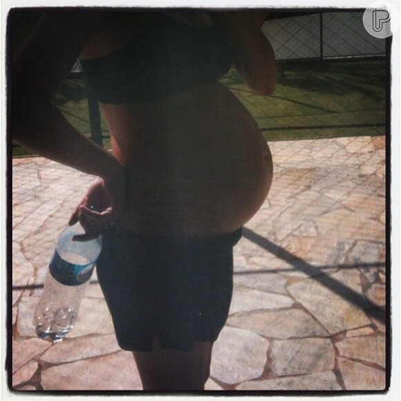 Carol Francischini posta foto com seu barrigão de grávida; o pai da criança ainda não foi revelado