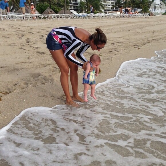 Flávia Sampaio levou o filho Balder, fruto de seu relacionamento com Eike Batista, para conhecer o mar: 'Que delícia! Primeira vez do baby Balder na água', comemorou Flávia em seu Instagram