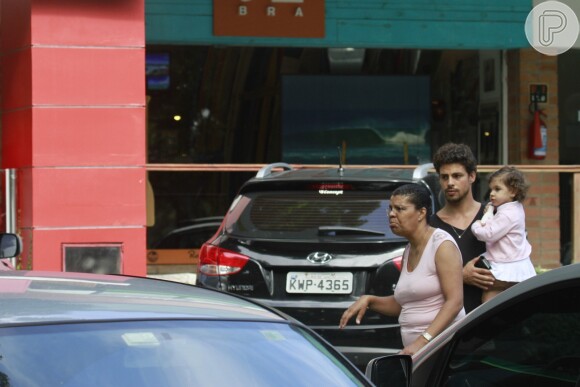 Cauã Reymond curtiu a tarde desta segunda-feira, 28 de outubro de 2013, com com a sua filha, Sofia, de um ano e cinco meses, fruto de seu relacionamento com a ex-mulher, Grazi Massafera, em um passeio no shopping no bairro Itanhangá, Zona Oeste do Rio de Janeiro
