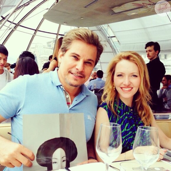 O ator Edson Celulari, ex-marido de Claudia Raia, está namorando a atriz brasiliense Karin Roepke