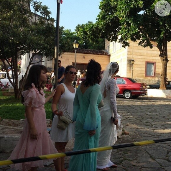 Além da noiva Bruna Marquezine, outros atores e muitos figurantes também participaram da gravação do casamento de Helena