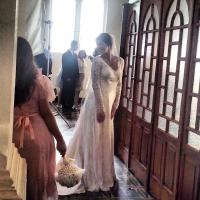 Bruna Marquezine se veste de noiva para gravações de 'Em Família', em Goiás