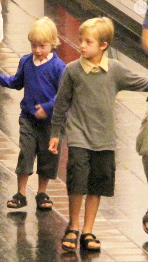 Benício Huck com o irmão, Joaquim, de 8 anos, durante um passeio no shopping