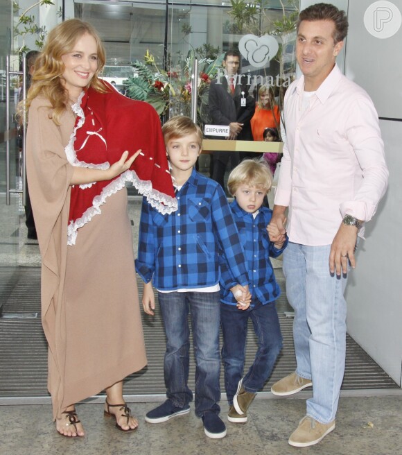 Benício Huck posou com a família logo após Angélica sair da maternidade, com Eva ainda escondida da imprensa
