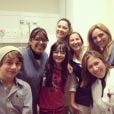 Larissa Manoela posa com a equipe do hospital