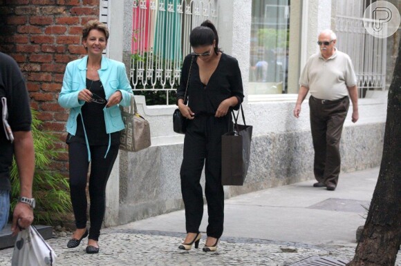 Mariana Rios escolheu look decotado para dia de compras nesta quarta-feira, 30 de outubro de 2013