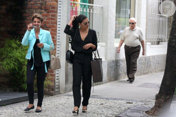 A atriz Mariana Rios esteve acompanhada da mãe Adriana durante passeio em Ipanema, Zona Sul do Rio de Janeiro