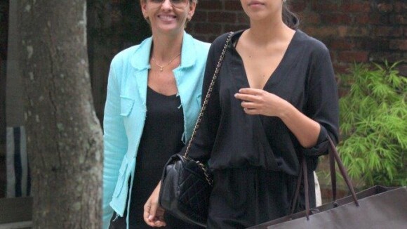 Mariana Rios usa look decotado em passeio de compras com a mãe no RJ