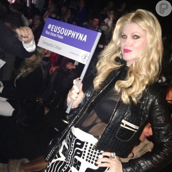 Val Marchiori posou com plaquinha divertida na SPFW, na noite desta quarta-feira, 30 de outubro de 2013, no parque Villa-Lobos, em São Paulo