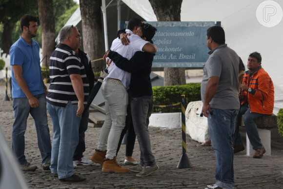 Naldo cumprimenta familiares e amigos no velório de sua mãe, dona Ivonete, na tarde desta quinta-feira, 31 de outubro de 2013, no cemitério Memorial do Carmo, no Caju, no Rio de Janeiro