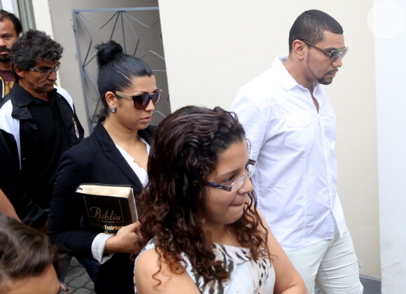 Naldo saiu do velório da mãe, dona Ivonete, acompanhado da mulher, Ellen Cardoso, na tarde desta quinta-feira, 31 de outubro de 2013, no cemitério Memorial do Carmo, no Caju, no Rio de Janeiro