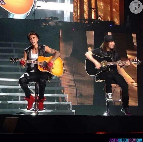 Justin Bieber também toca violão além de dançar