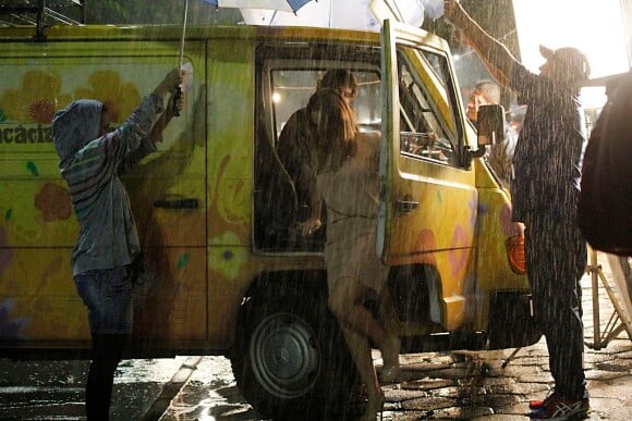 A chuva artificial teve a intenção de deixar mais emocionante a cena em que Malu (Fernanda Vasconcellos) e Bento (Marco Pigossi) têm uma conversa definitiva, em 'Sangue Bom'
