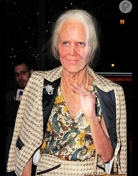Heidi Klum se fantasiou como uma senhorinha de 100 anos em sua festa de Dia das Bruxas, realizada nesta quinta-feira (31 de outubro de 2013)