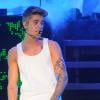 Justin Bieber apresentou o show 'Believe' em São Paulo deixou o palco antes da última música após ser atingido por uma garrafa de água