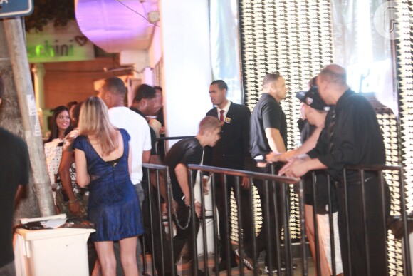 Justin Bieber chamou a atenção dos frequentadores do local ao tentar entrar escondido na Zax Club