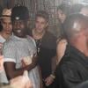 Justin Bieber é flagrado se divertindo na Disco, em São Paulo, ao lado dos seus dançarinos