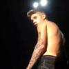 Antes de deixar o palco, Justin Bieber olhou feio para o público, na direção de onde veio o objeto atirado (identificado como uma garrafa de plástico de água)