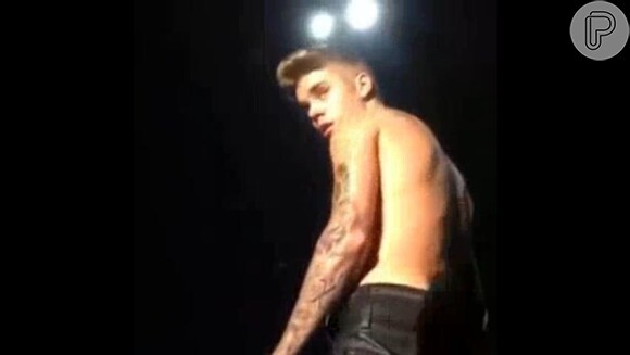 Antes de deixar o palco, Justin Bieber olhou feio para o público, na direção de onde veio o objeto atirado (identificado como uma garrafa de plástico de água)