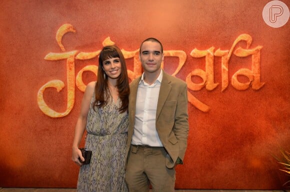 A atriz Maria Ribeiro foi com o marido Caio Blat à festa de estreia de 'Joia Rara', na qual o ator interpreta um monge