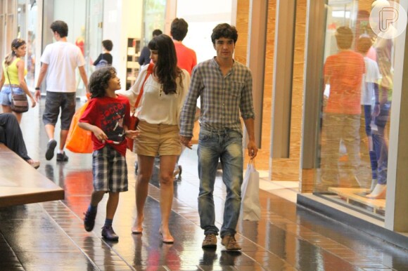 Caio Blat e Maria Ribeiro durante um passeio com João, primeiro filho da atriz, fruto do relacionamento de cinco anos dela com o ator Paulo Betti