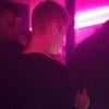 No local, Justin Bieber seguiu para um camarote, onde ficou acompanhado de várias meninas. Enquanto o cantor esteve na boate, o DJ da casa tocou várias músicas do astro teen