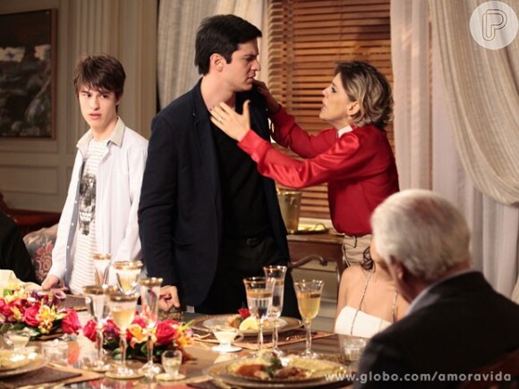 Félix (Mateus Solano) enlouquece quando Edith (Bárbara Paz) conta que era garota de programa, em 'Amor à Vida'