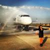 Daniela Mercury foi recebida em Campinas, São Paulo, para ver o avião que ganhou o seu nome
