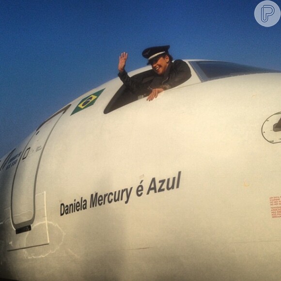 Daniela Mercury recebeu uma grande homenagem de uma companhia aérea na última sexta-feira, 1º de novembro de 2013. A cantora baiana batizou um avião com direito a cerimônia nos ares: 'Foi um voo inesquecível. O primeiro voo elétrico do planeta', comemorou nas redes sociais