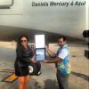 Daniela Mercury recebeu uma placa das mãos do presidente da companhia, José Mário Caprioli