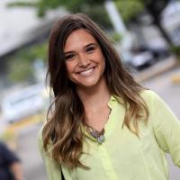 Juliana Paiva e elenco de 'Além do Horizonte' assistem juntos ao 1º capítulo