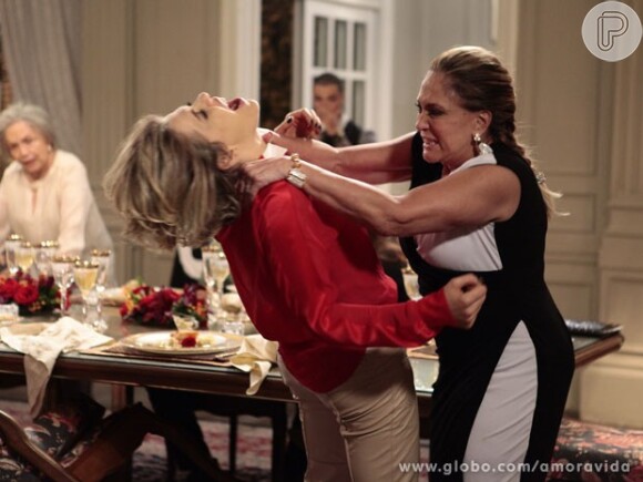Pilar (Susana Vieira) dá uma surra em Edith (Bárbara Paz), em cena de 'Amor à Vida'