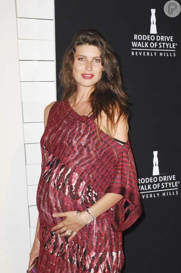 A modelo brasileira Michelle Alves está grávida de oito meses do quarto filho. Ela já é mãe de Levi, de 1 ano, Mia, de 2 anos, e Oliver, de 4 anos