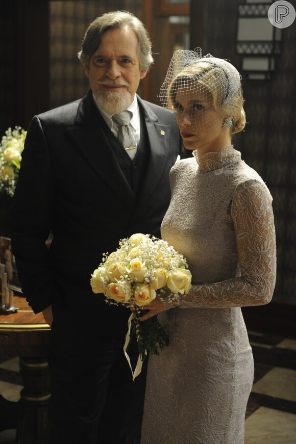 Iolanda (Carolina Dieckmann) vai sofrer enquanto continuar casada com Ernest (José de Abreu) em 'Joia Rara', segundo Thelma Guedes e Duca Rachid, autoras da trama