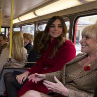 Kate Middleton anda de ônibus com príncipe William no Dia da Lembrança