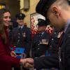 Kate Middleton cumprimenta militares no 'Dia da Lembrança'