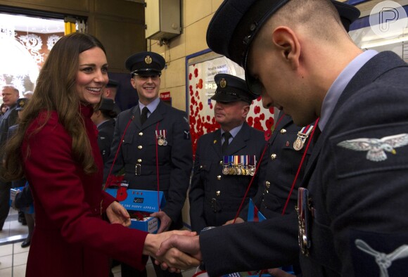Kate Middleton cumprimenta militares no 'Dia da Lembrança'