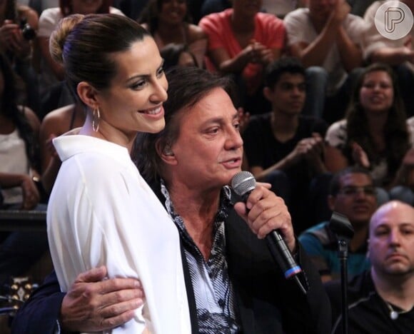 Fábio Júnior no programa 'Altas Horas', da TV Globo, abraçado com sua filha Cleo Pires, fruto de seu relacionamento com Glória Pires