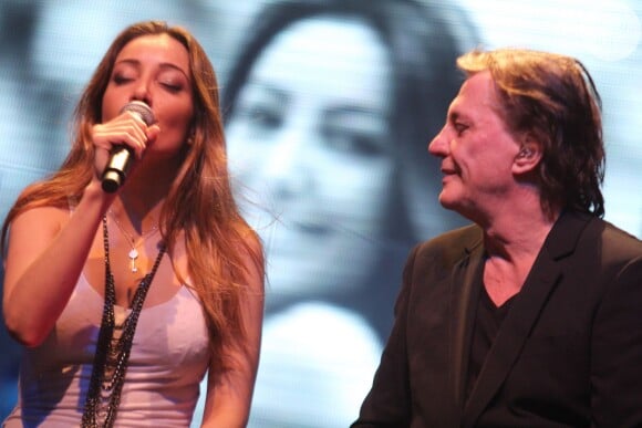 Fábio Júnior em apresentação com a filha Tainá Galvão em setembro de 2012: a menina participou também da gravação do DVD do pai
