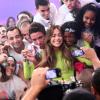 Jennifer Lopez posa com os fãs no programa nacional 'Melhor do Brasil'
