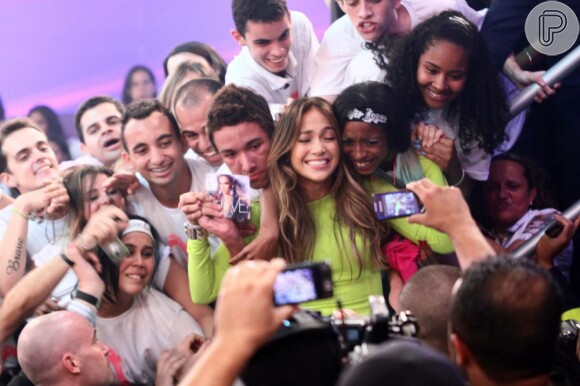Jennifer Lopez posa com os fãs no programa nacional 'Melhor do Brasil'