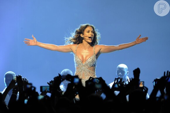 Jennifer Lopez dançando durante um show de sua última turnê