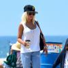 Christina Aguilera passeia pela praia exibindo boa forma em agosto de 2013