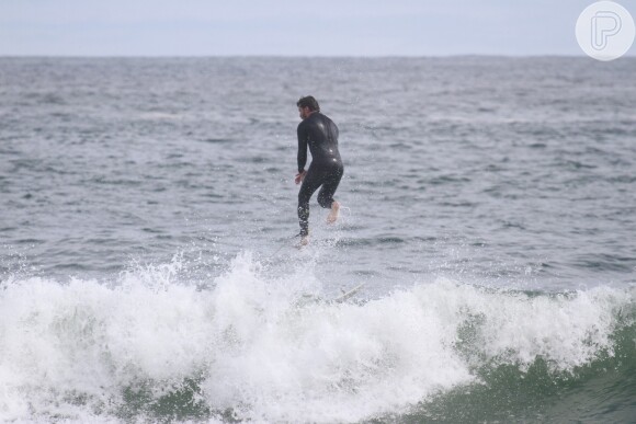 Klebber Toledo voou na água após uma manobra em dia de surfe no Rio