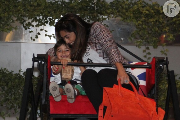 Juliana Paes abraça o filho Pedro, de dois anos. A atriz ainda é mãe de Antônio, de 3 meses