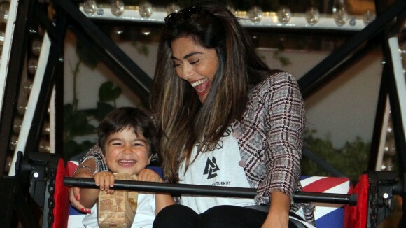 Juliana Paes brinca com o filho Pedro em roda gigante de shopping carioca