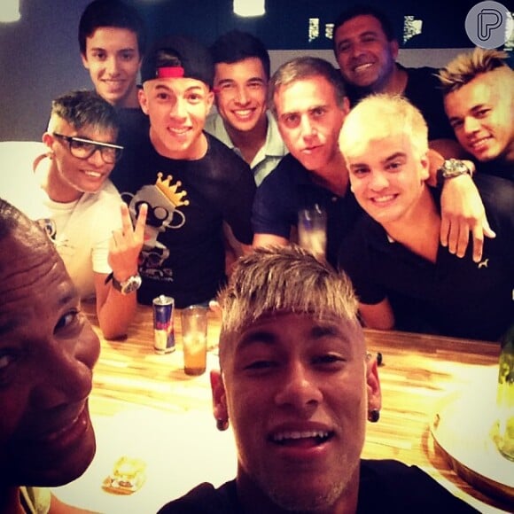 Neymar curte noite com os amigos em 26 de dezembro de 2012