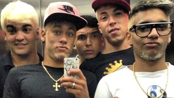 Neymar curte noite com os amigos à base de energético: 'Começamos!'